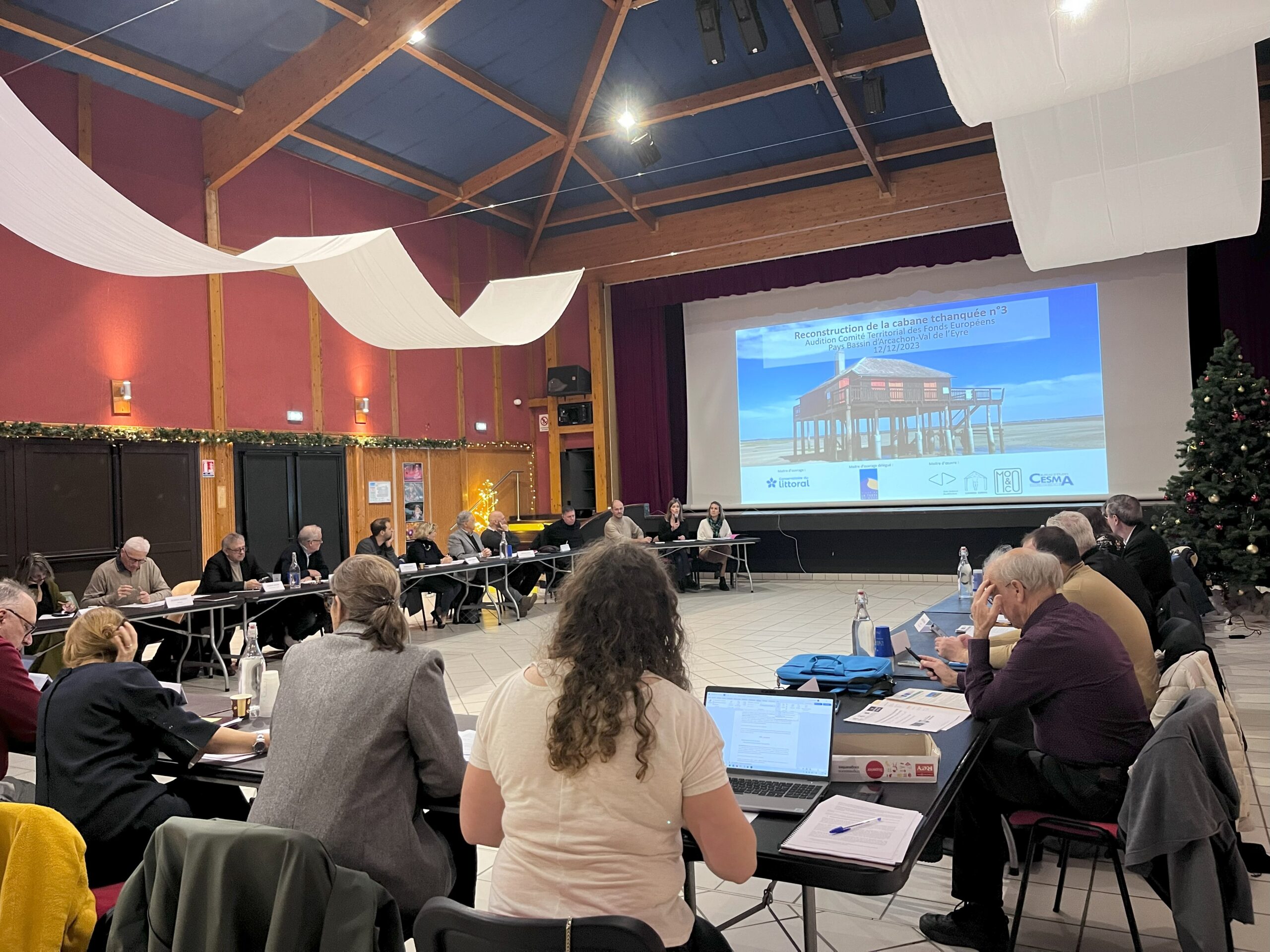 Un moment captivant de partage et de collaboration pour l'examen des premiers projets terrestres du volet territorial. Les acteurs clés du territoire se réunissent autour de la table pour explorer un diaporama présenté par un porteur de projet, échangeant idées et visions pour l'avenir.